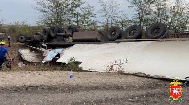 Водитель грузового автомобиля погиб в ДТП в Крыму