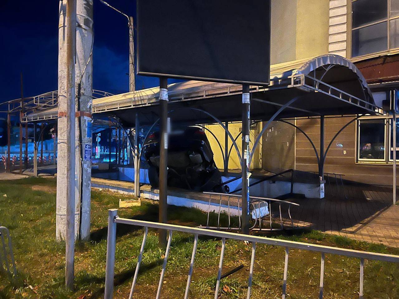 В Симферополе подросток на автомобиле въехал в подземный переход