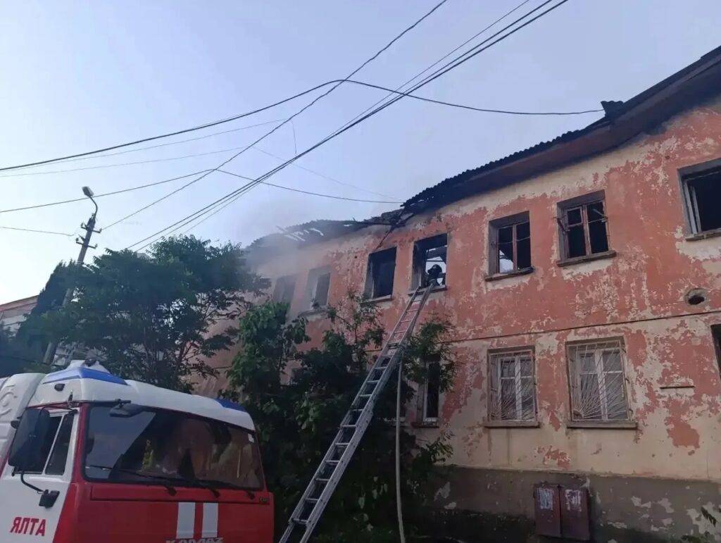 На месте пожара в Ялте обнаружены тела трех человек