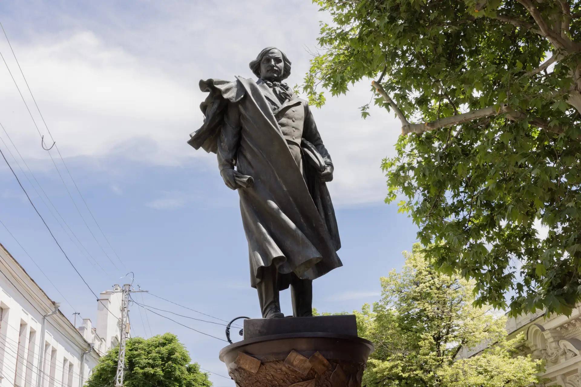 В Симферополе открыли памятник Гоголю