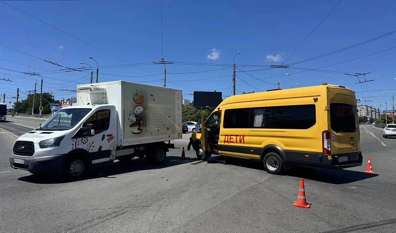 В Севастополе столкнулись грузовик и микроавтобус