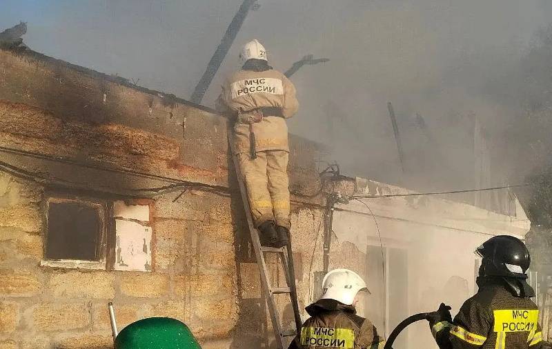 В Красногвардейском районе потушили пожар в частном доме
