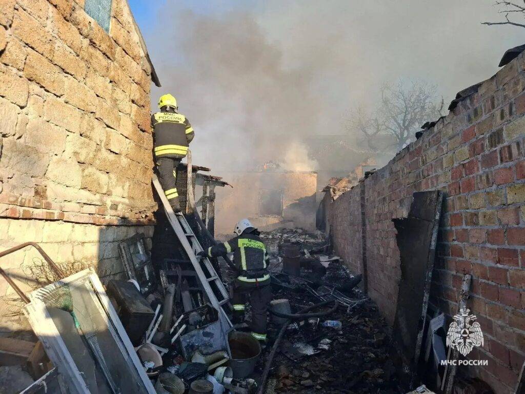 В Феодосии на улице Поперечной тушат пожар