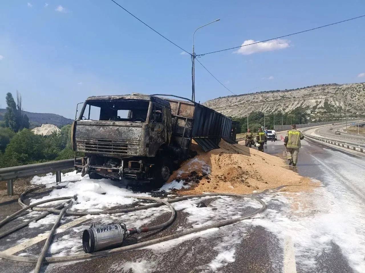 Севастопольские пожарные тушат горящий грузовик