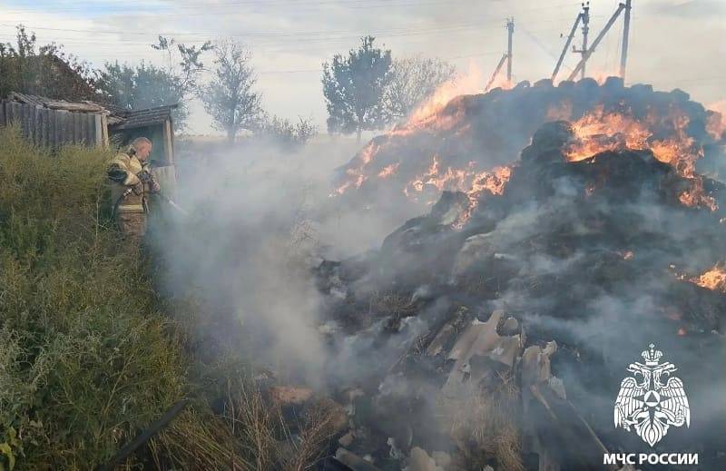 В Крыму на территории частного дома загорелась солома