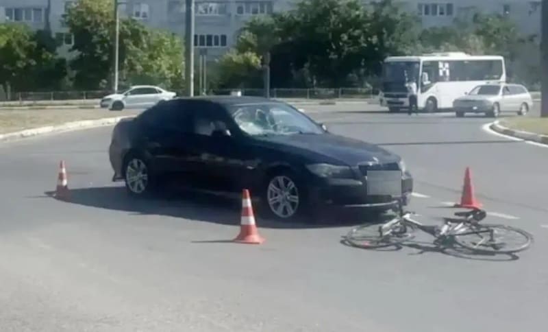 На улице Бориса Михайлова произошло ДТП с велосипедистом