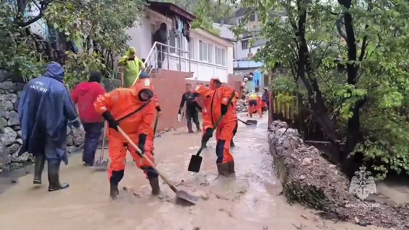 В Крыму спасатели ликвидируют последствия непогоды
