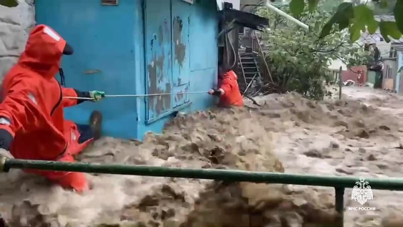 Более 160 человек устраняют последствия непогоды в Кореизе