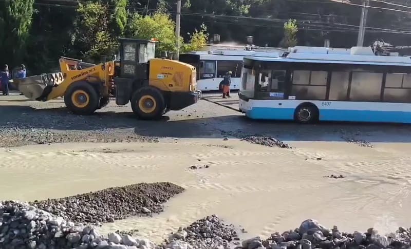 В Ялте ликвидируют последствия непогоды в троллейбусном парке