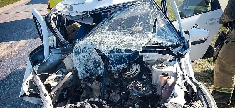В Севастополе автомобиль врезался в столб