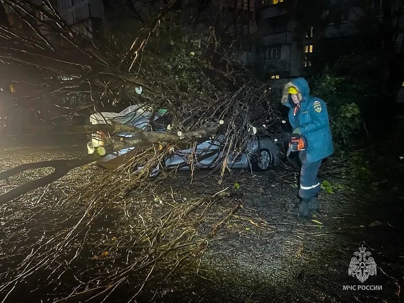 Спасатели помогают устранять последствия непогоды в Севастополе